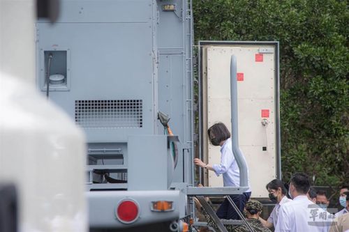 蔡英文總統登上飛彈發射車 雄風飛彈年產可達201枚