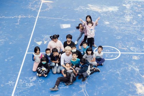 炎亞綸生日探訪偏鄉孩童感動想流淚 捨不得洗掉手臂印記