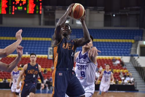 沒有洋將就看他耍　T1中信阿巴西轟28分「跨聯盟」擊敗PLG攻城獅