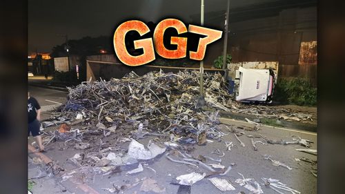 蘆洲曳引車翻覆廢鐵灑滿馬路 環堤大道封閉3公里