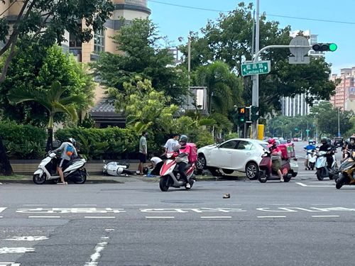猴急！汽車搶快左轉害對向車撞進待轉區　2女騎士受傷送醫