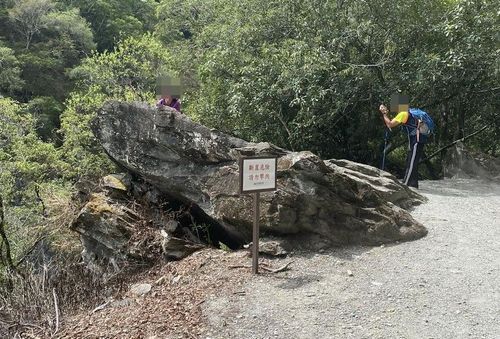 警示是參考用？！趴石玩命　網友：生前愛拍照事後變遺照
