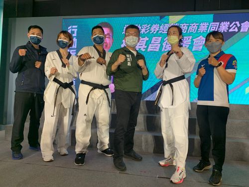 含金量最高後援會成立　金牌國手黃韻文現身挺蔡其昌喊「運動挺運動」