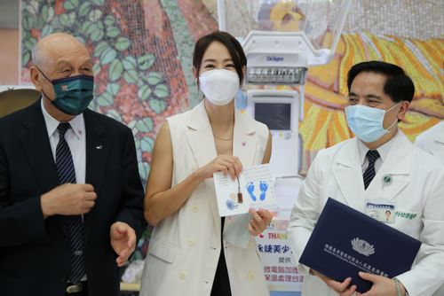 人善心美!賈永婕慈善協會贈慈濟加護型保溫處理台 守護花東新生兒健康