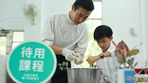 阿鸿上菜到花莲寿丰国小 以在地食材增进亲子关系