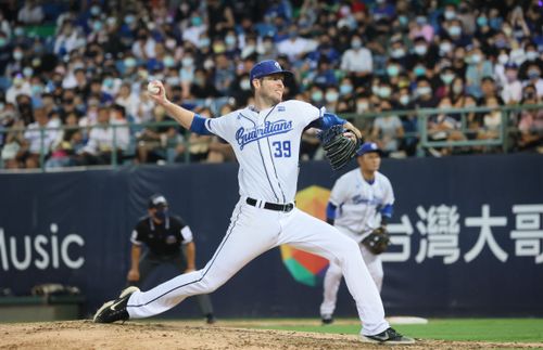 羅力引退賽　前隊友郭嚴文不客氣首局開轟