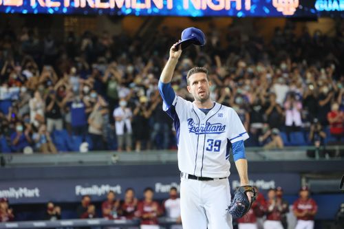 富邦悍將羅力引退賽正好100球 萬人歡呼退場