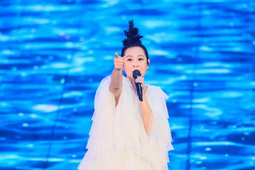 劉若英開唱大蟲爬上身　騎上7米高腳底懸空　