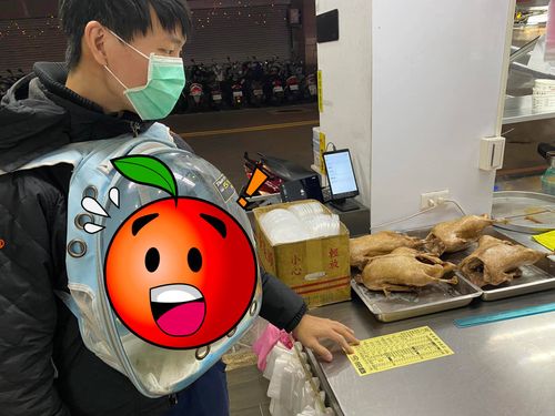 這款主人!揹著鴨鴨買烤鴨 網妙回:都這麼熟了不用客氣
