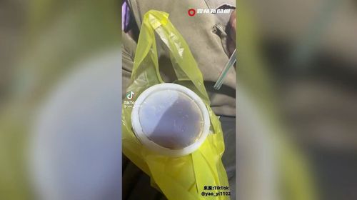 買飲料附吸管卻「怪怪的」　他東戳西戳後...抹爽了啦