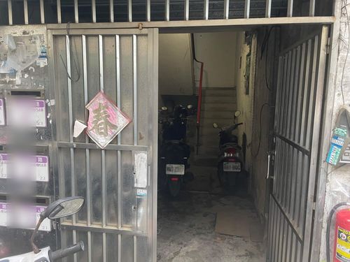 鄰居機車長期停放樓梯口嗆「住戶同意」　網一看怒轟：燒起來一個都跑不掉