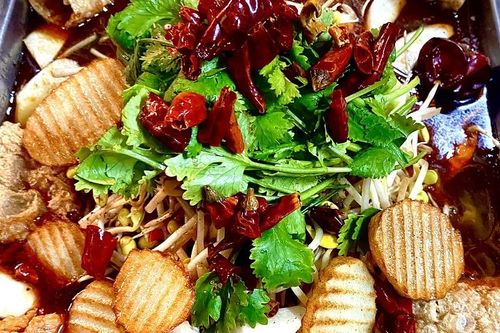 台灣鯛大媽嫌「湯越煮越鹹」　連珠炮指責店家！網酸：她鹽分進腦「腦水腫」了