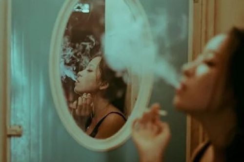 「鄰居愛在廁所抽菸」洗澡要聞菸味　她要屋主過濾買家不吸菸！掀兩派熱議