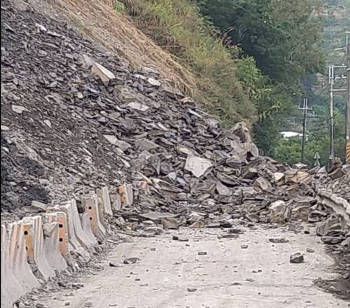 地震狂搖中橫公路整夜落石 今日封閉搶通中