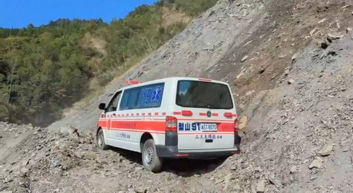 中橫搶救蜂螫男 下一秒!落石雨崩落砸中救護車|驚悚片
