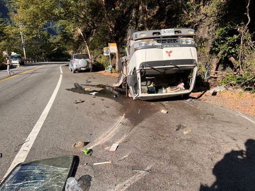 中橫玩頭文字D過彎對撞　害貨車烏龜翻3傷