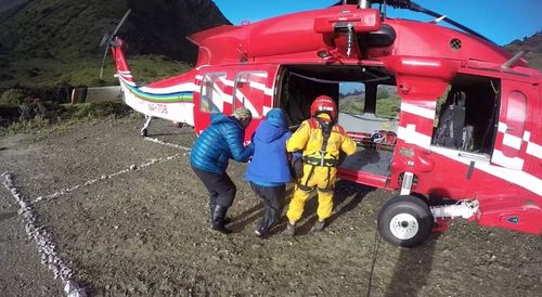 女山友爬南湖大山摔傷　直升機吊掛救援送醫