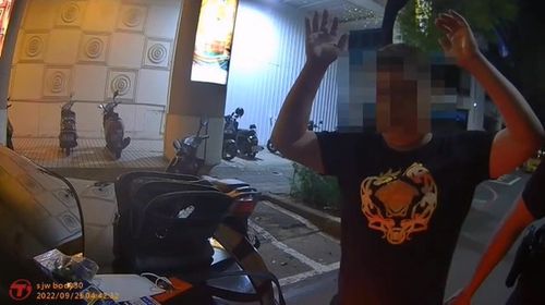 滿車濃濃的塑膠味被盤查 毒蟲「握住這玩意」下場GG了