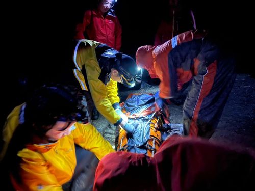 婦人登南湖大山摔傷 宜蘭、台中消防接力連夜救援