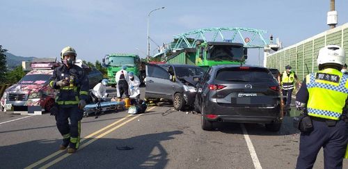 新北土城4車連環撞　釀7人擦挫傷送醫
