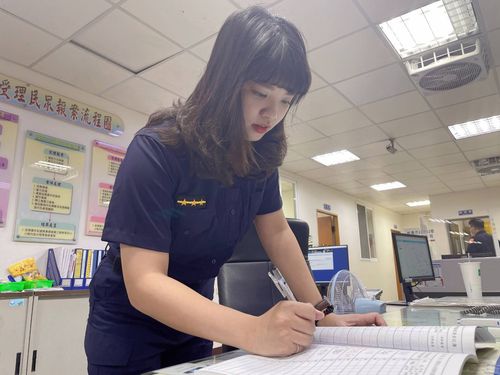 深夜拋錨車主無奈「顧路」 警花冒雨推車助脫困