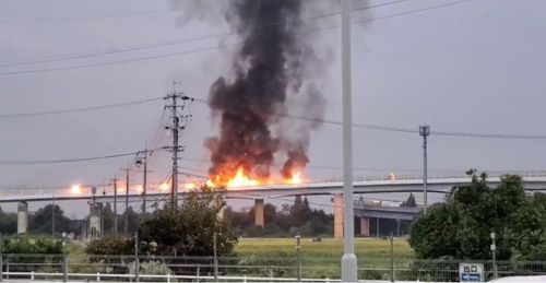 120個瓦斯桶齊爆炸!日本高速公路3車追撞 道路瞬間陷火海