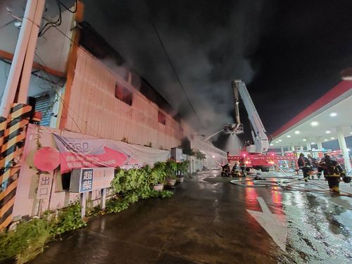 樹林加油站旁鐵皮倉庫大火　百名消防員急灌救