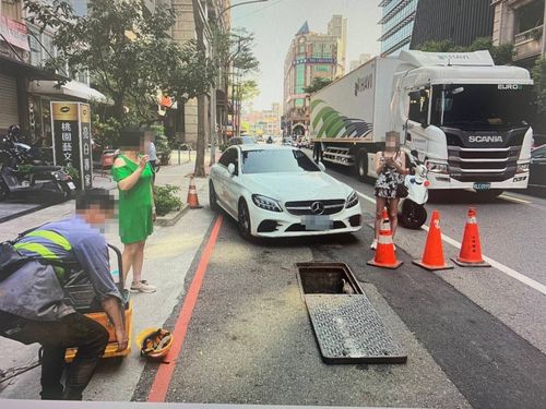 管線工人衰被撞落孔洞裡 竟是女子駕車起步未注意釀禍