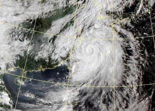 減為中颱又變回強颱!軒嵐諾超搞怪 1980年後唯一