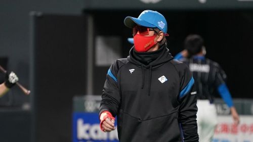 4萬名球迷前脫下球衣續任監督　日媒卻重砲轟新庄：江郎才盡