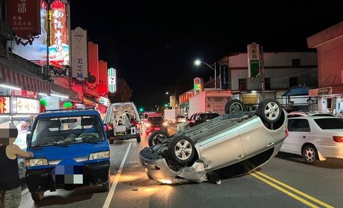 台東婦駕車疑精神不濟 撞路邊小貨車翻車3人傷