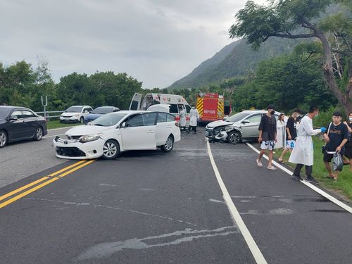 台11線台東金樽段　疑偏離車道釀禍！兩車對撞6人傷