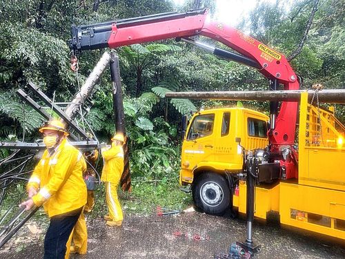 颱風軒嵐諾來襲!新北南區917戶停電 台電拚今日完修復電