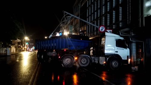 台二線砂石車天雨路滑撞斷路燈 工程單位大雨漏夜搶修