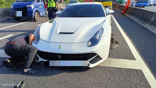 收假塞車真煩躁！中山高彰化段連4起車禍　1200萬法拉利撞車變賞車秀