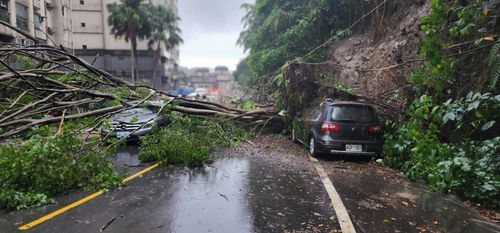 基隆山區邊坡土石流　驚險！大量泥沙滑落險埋賓士車