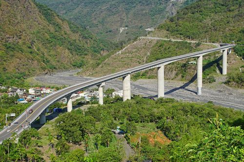 全台最高谷川大橋傳墜橋　27歲男33樓高掉落！全身骨折慘死