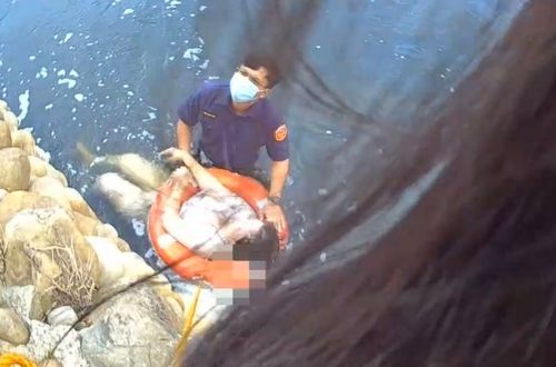 妇人失足落水载浮载沉 芦竹警急卸装备下水救人