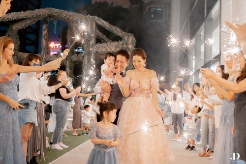 劉伊心解放D級豪乳 兒子周歲宴比婚禮還浮誇