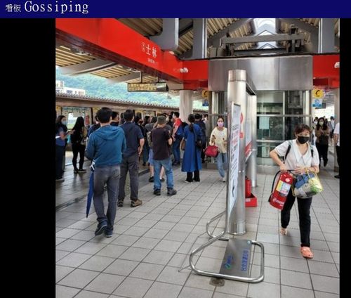 士林站大騷動 北捷:乘客吐痰塗扶手桿!開罰2250元