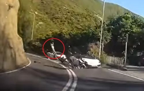 影片｜女騎士逆撞超跑！噴飛空中翻轉三圈　網超地獄：醒來看暈倒一輩子