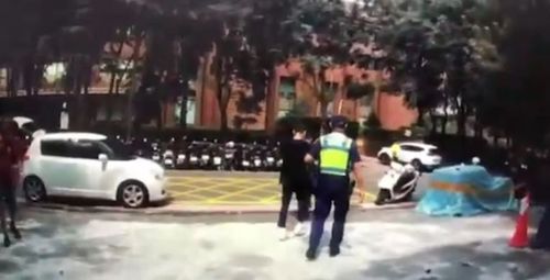 北市國小驚魂｜家長持刀自殘原因曝　老師奮勇壓制解危