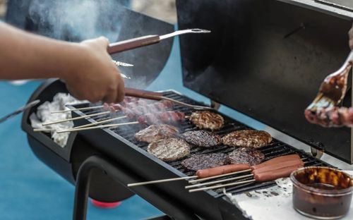 帶小三烤肉！正宮衝現場抓猴　苦主哀號：肉才剛夾一片就被掀攤