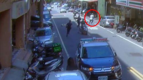 通緝犯外出購物心虛落跑 警狂追百米噴辣椒水制伏