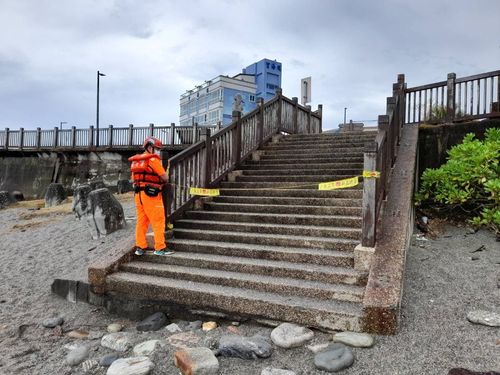 中颱梅花近逼 花蓮海巡岸際拉封鎖線勸離遊客