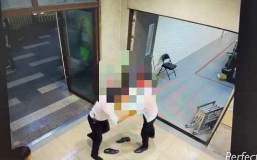 往生者不開心！北市二殯移靈走廊成格鬥擂台　2葬儀員工打到皮鞋都掉了