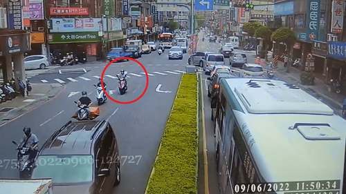 攤販騎車3萬8現金突噴飛 全家險流落街頭!熱心警民助尋回