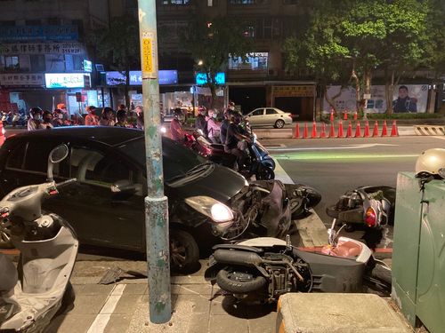 新北檢前車爆胎！失控連撞4機車2人傷　肇事駕駛竟是通緝犯