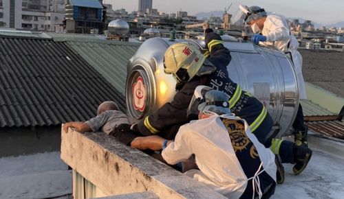 新莊男公寓頂樓做防水 想鑽過水塔與女兒牆縫隙卡住了
