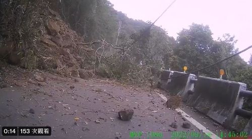 6.8強震|驚險影片!山路騎車突然天搖地動 落石坍方險砸人